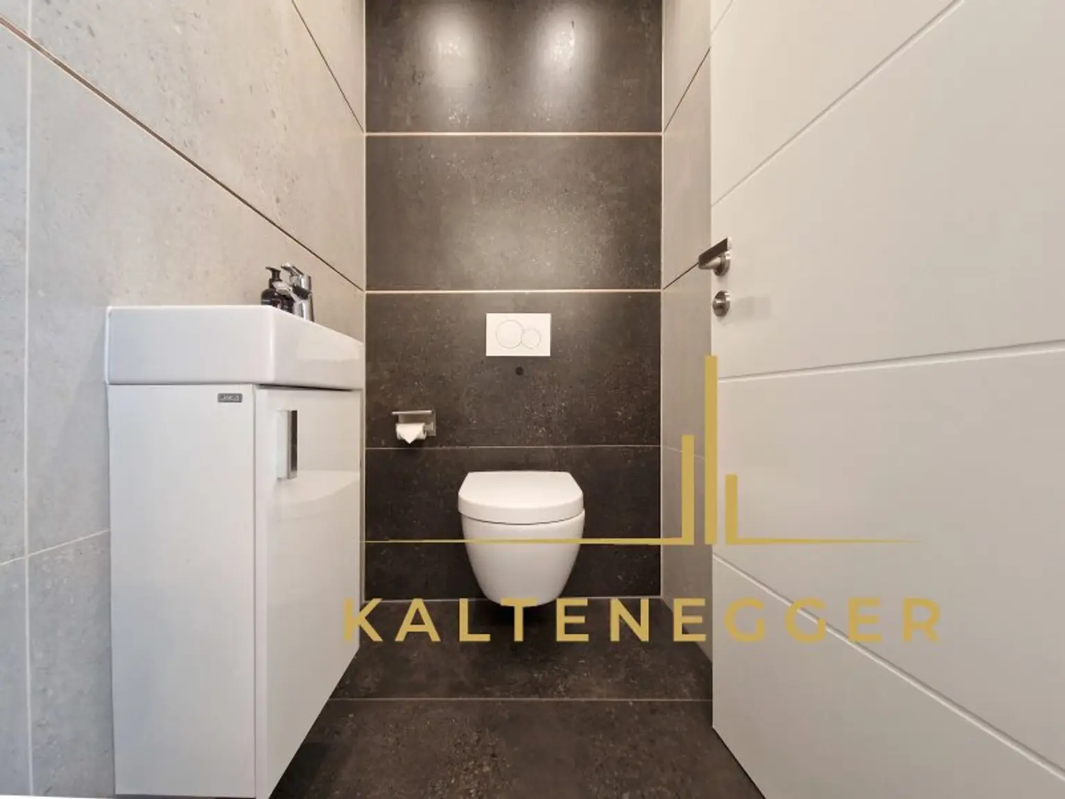 WC mit Handwaschbecken ca. 2,10 m²