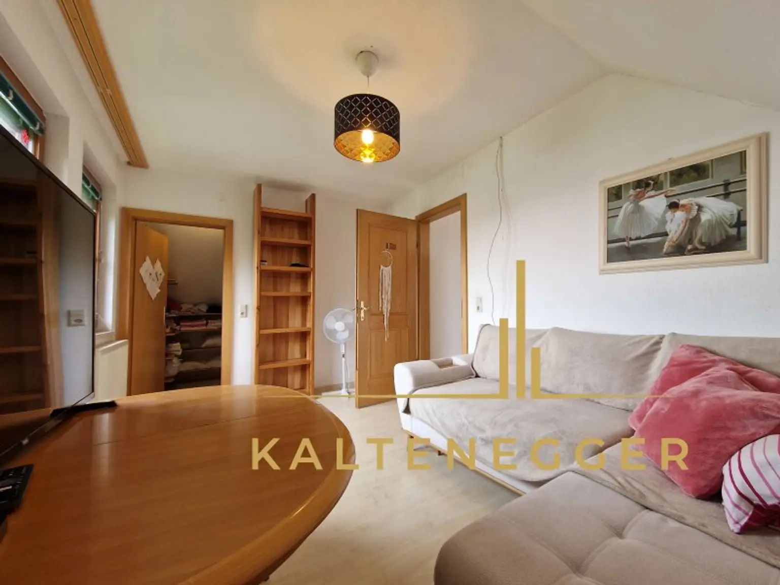 DG: Zimmer ca. 13,78 m² + begehbarer Schrankraum ca. 4,97 m²