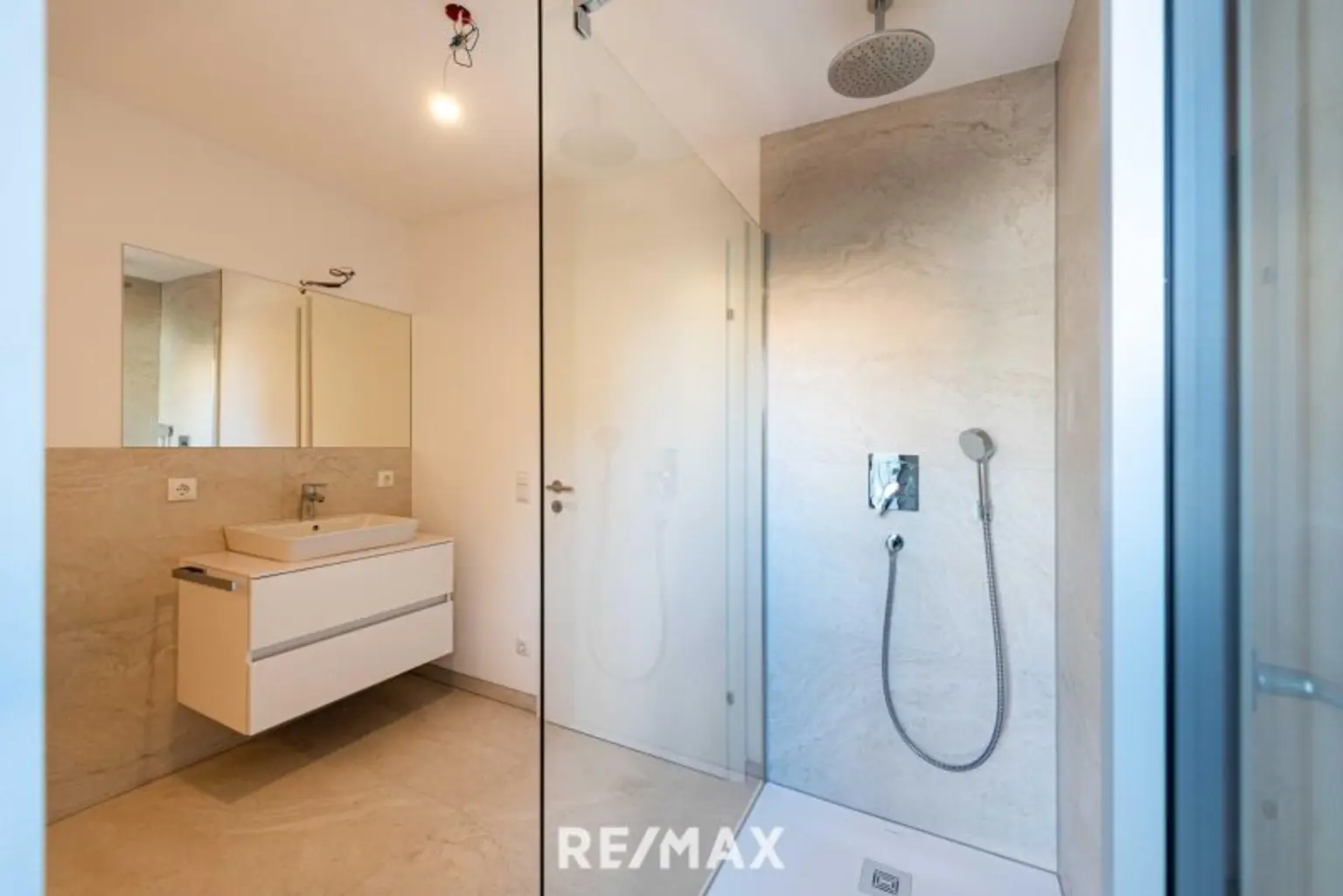 Badezimmer mit Ausgang auf die hofseitige Terrasse