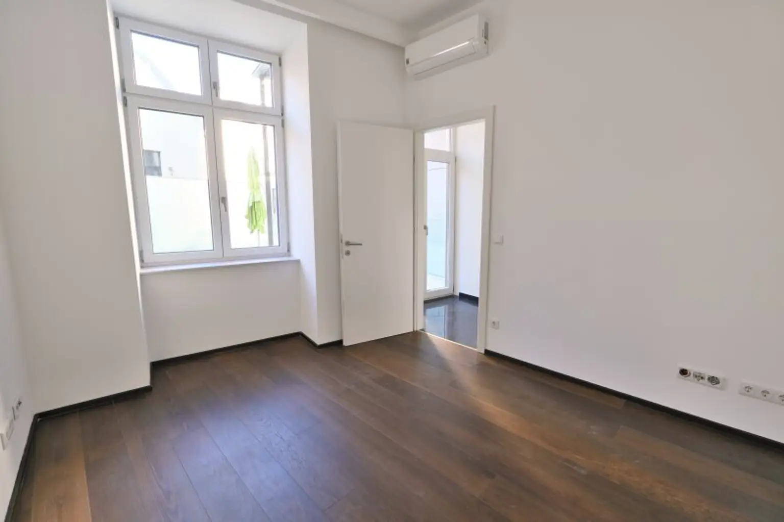 SIEBENBRUNNENPLATZ: Wohnküche + 2 Zimmer + 32 m² Terrasse (neben neuer U2-Station Reinprechtsdorfer Straße)