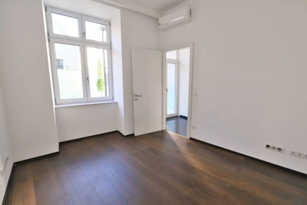 SIEBENBRUNNENPLATZ: Wohnküche + 2 Zimmer + 32 m² Terrasse (neben neuer U2-Station Reinprechtsdorfer Straße)