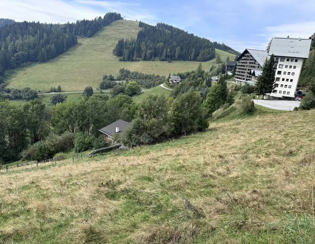 "Sonnenverwöhntes Grundstück in Traumlage und vielseitigem Potenzial!