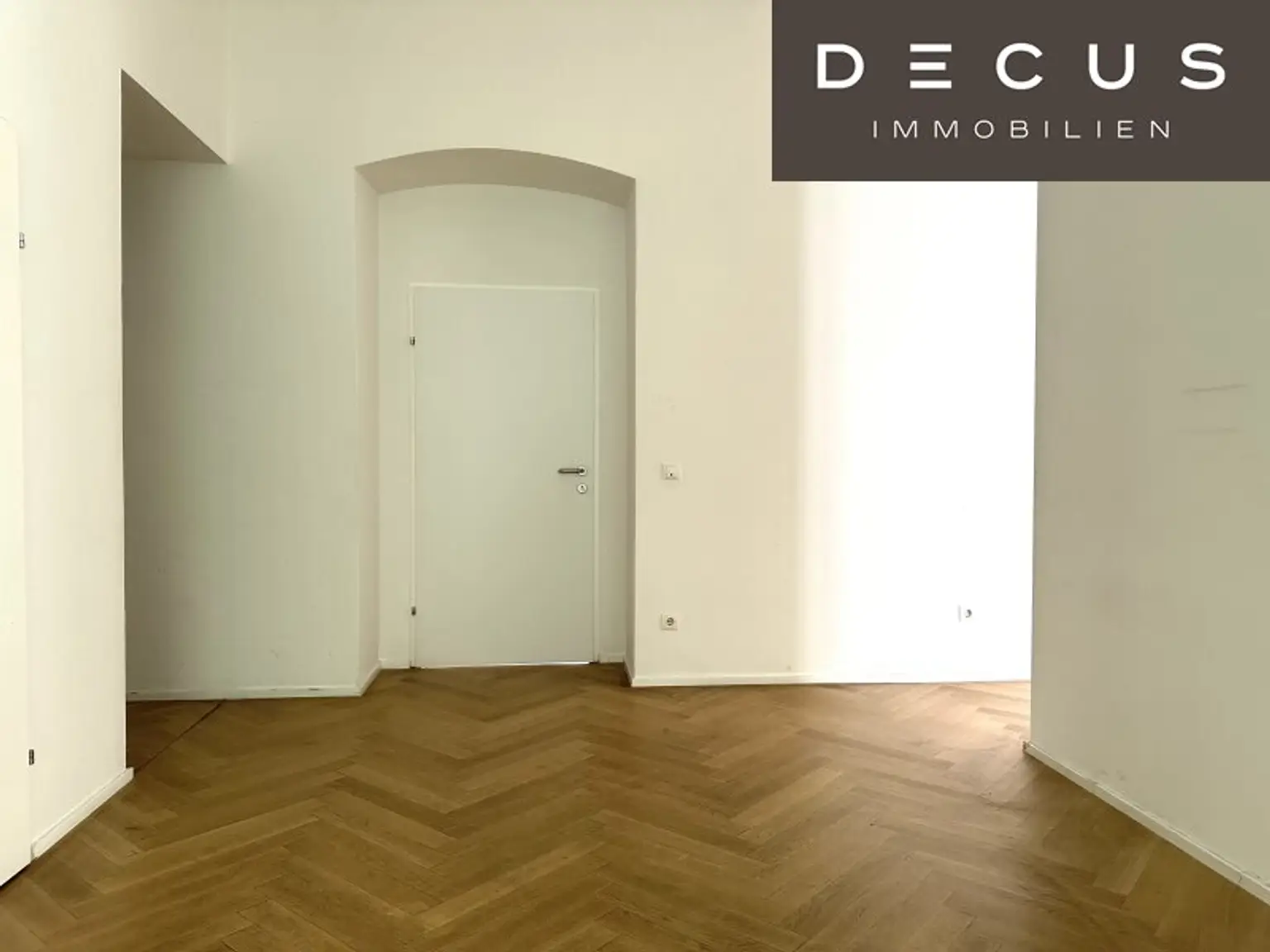 + + + REPRÄSENTATIVER ALTBAU + + + TOP CITY LAGE + + + 10 Räume + + +