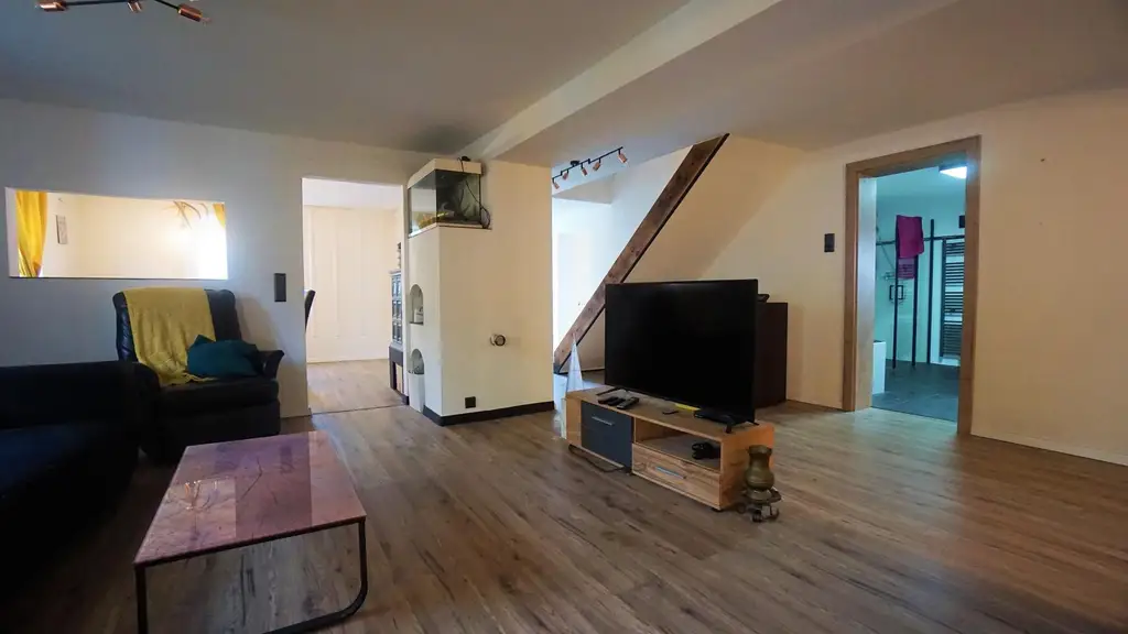 Bauernhaus mit Nebengebäude und Feldern in Durchham