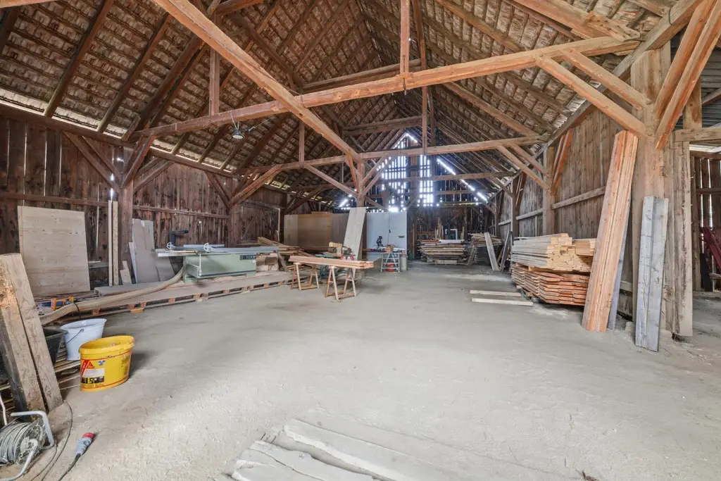 Vielseitige Gewerbe- und Wohnliegenschaft: diverse Hallenflächen, Wohngebäude und ein großzügiges Grundstück!