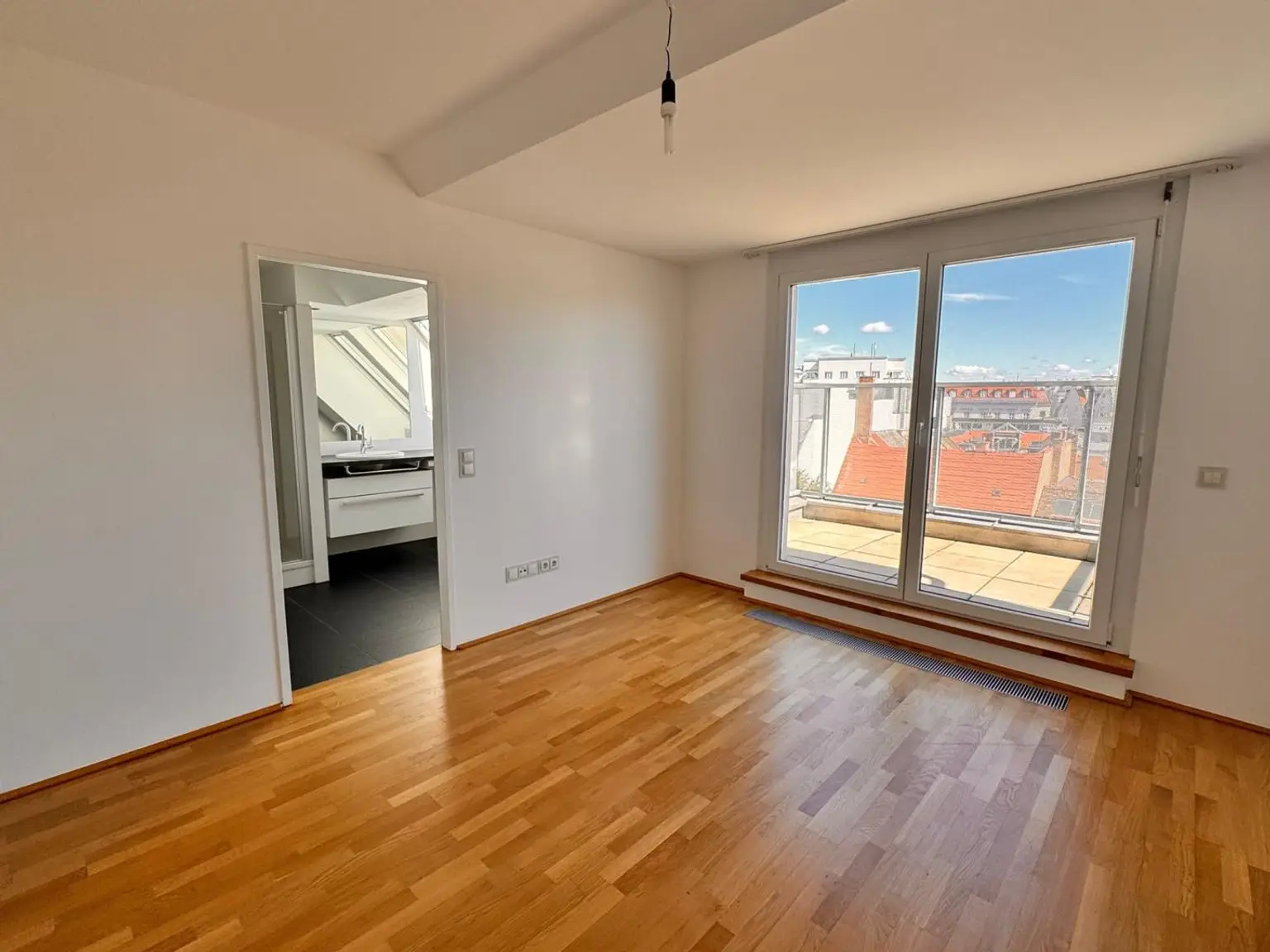 EINZIGARTIGE DACHGESCHOSSWOHNUNG MIT 2 TERRASSEN