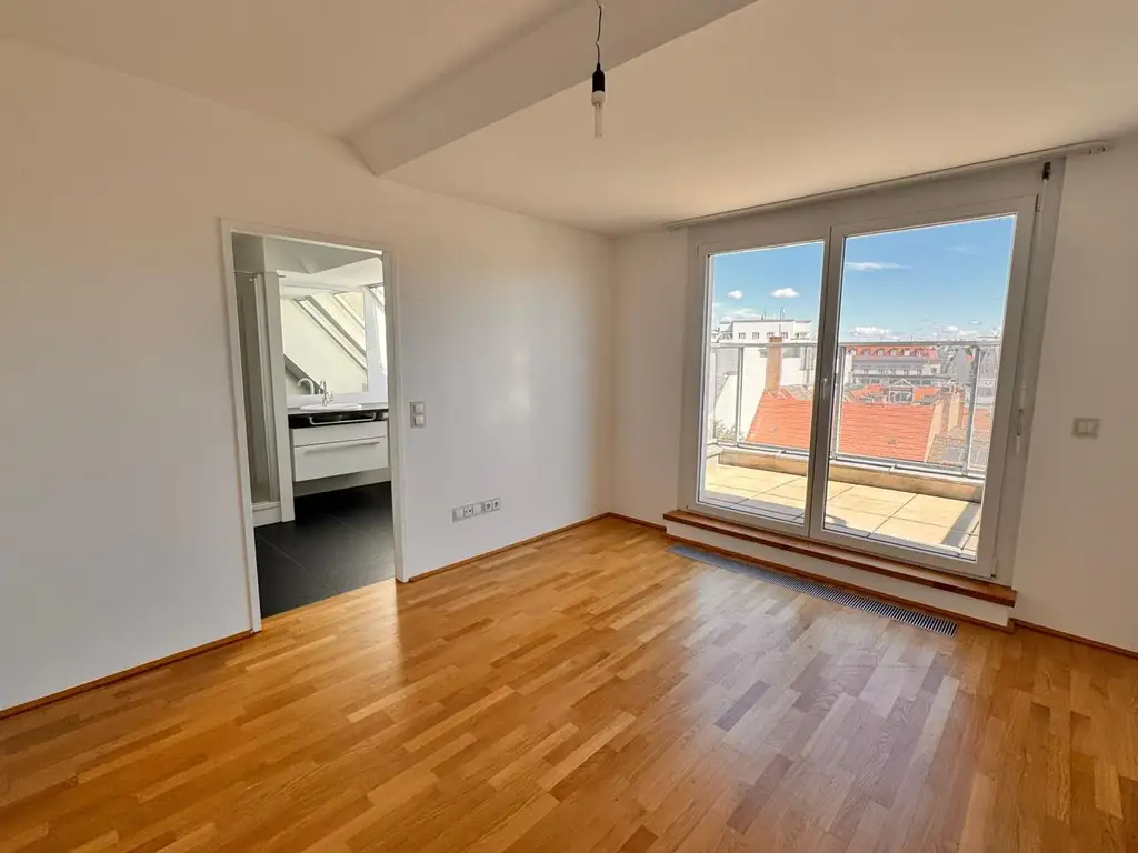 EINZIGARTIGE DACHGESCHOSSWOHNUNG MIT 2 TERRASSEN