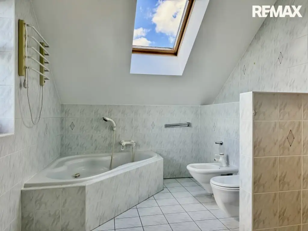 Seenahe Lage mit Badeplatz – Einfamilienhaus am Schloßsee (2. Reihe) inkl. Seezugang, ca. 125 m² Wfl.