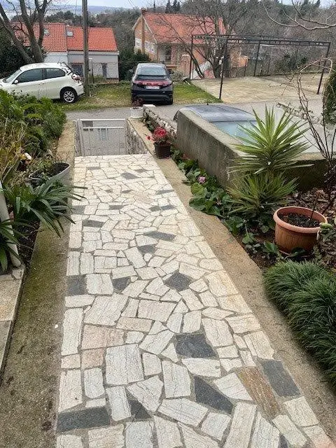 Crikvenica/Kacjak: Apartmenthaus mit 5 Wohneinheiten, nur 140 Meter vom Strand entfernt!