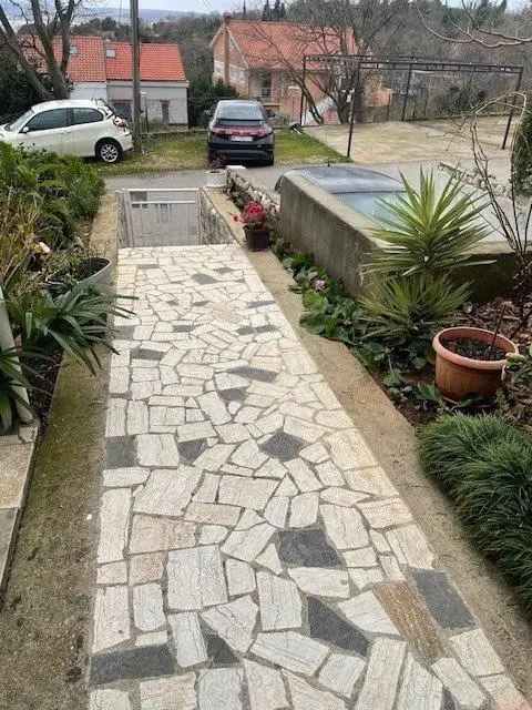 Crikvenica/Kacjak: Apartmenthaus mit 5 Wohneinheiten, nur 140 Meter vom Strand entfernt!