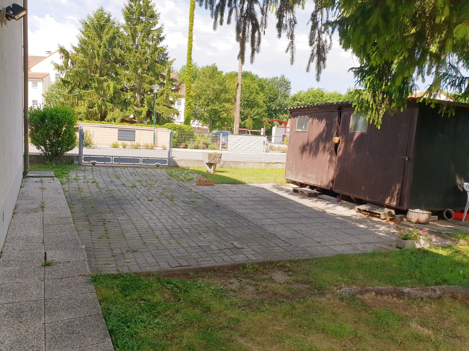 Zweifamilienhaus mit großem Garten zu verkaufen!
