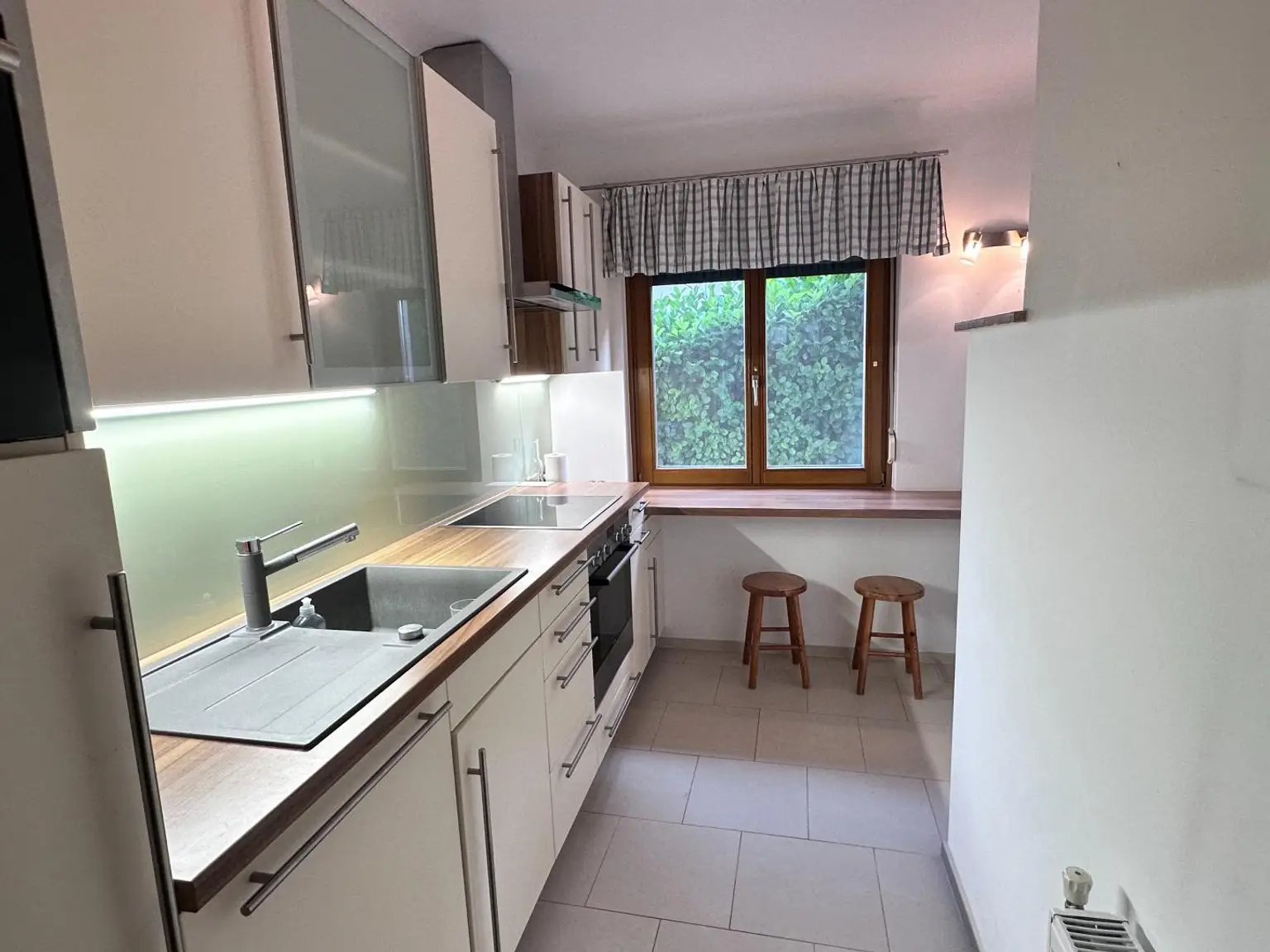 08_Moderne Küche mit Fenster