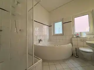 Bad mit Wanne und Dusche