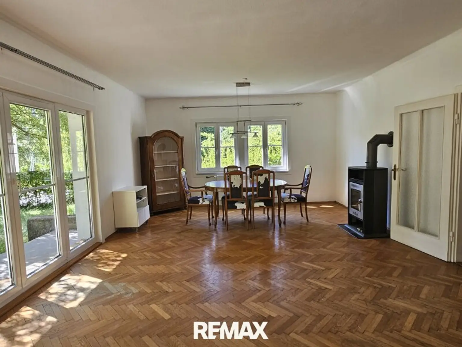 großzügiges Wohnzimmer