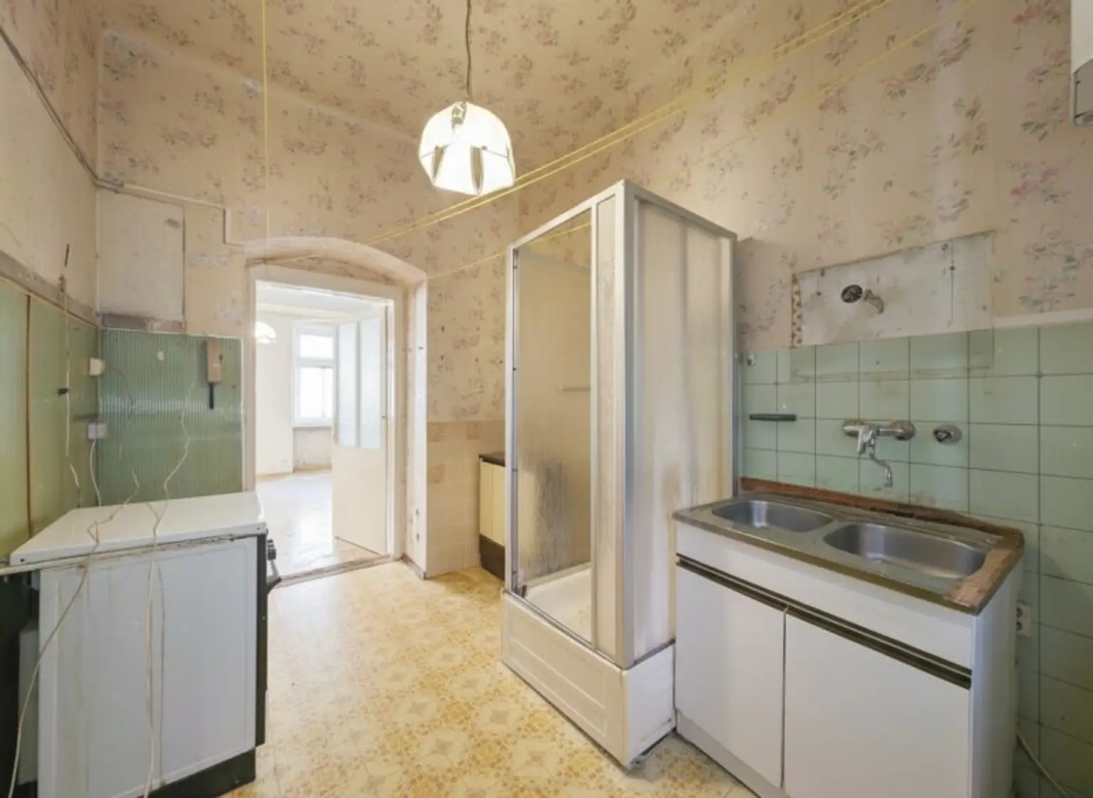 ++NEU++ Sanierungsbedürftige 1-Zimmer ALTBAU-Wohnung mit viel Potenzial!!!