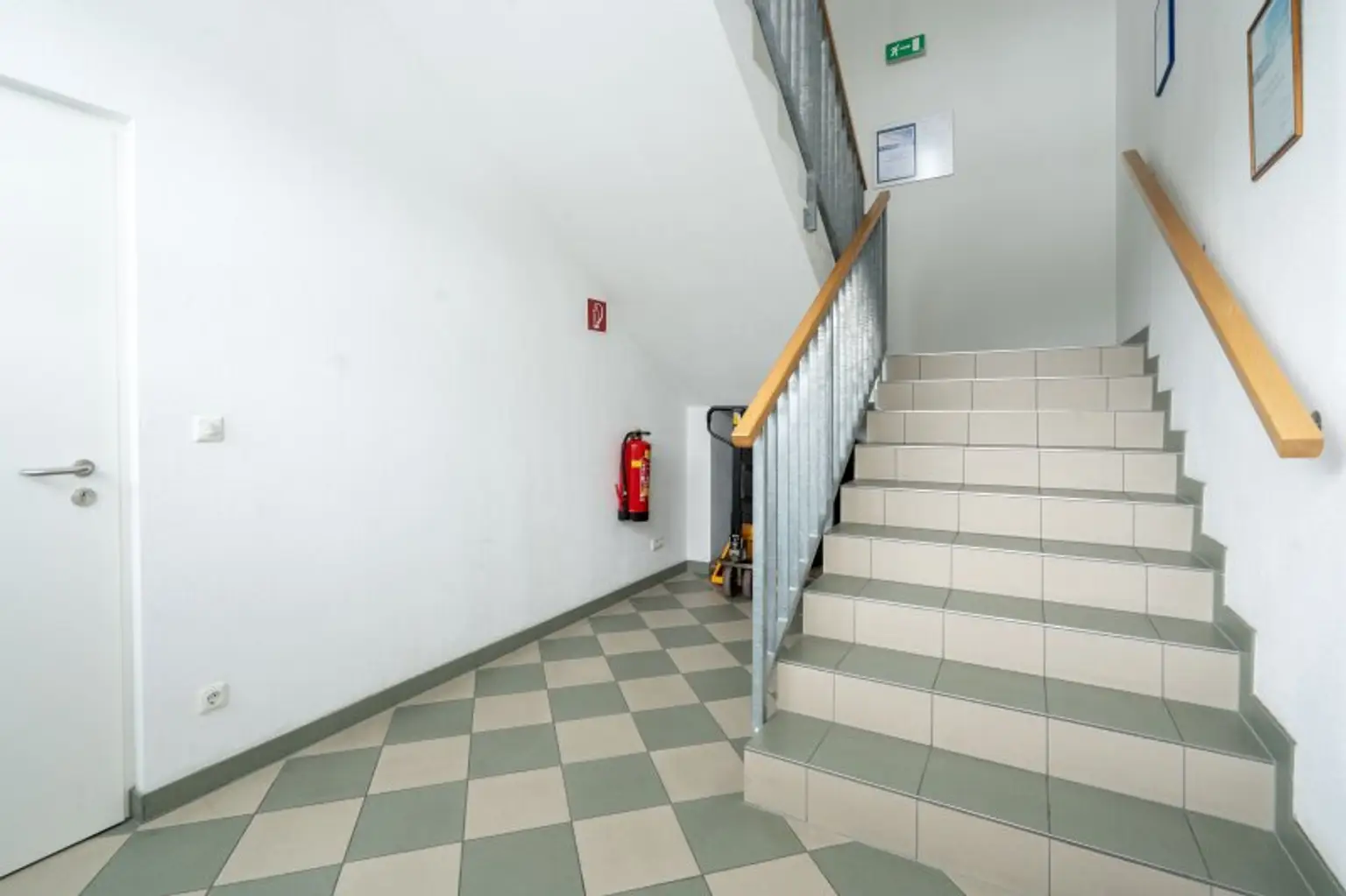 Großzügige Büroeinheit über zwei Etagen mit moderner Ausstattung in Pinsdorf zu mieten!