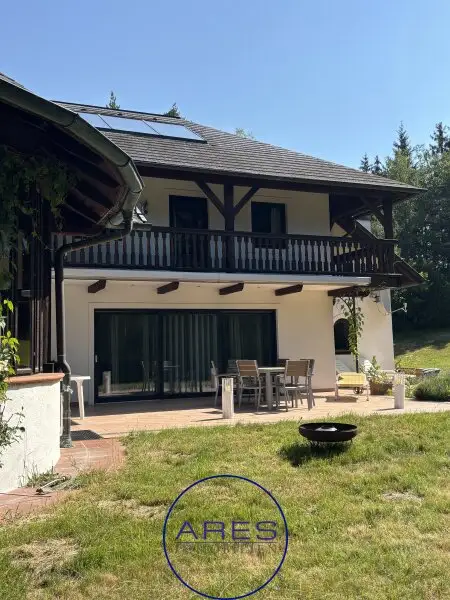 Villa mit Teich in Einzellage mit arrondierten ca. 5,6 ha großen Eigengrund