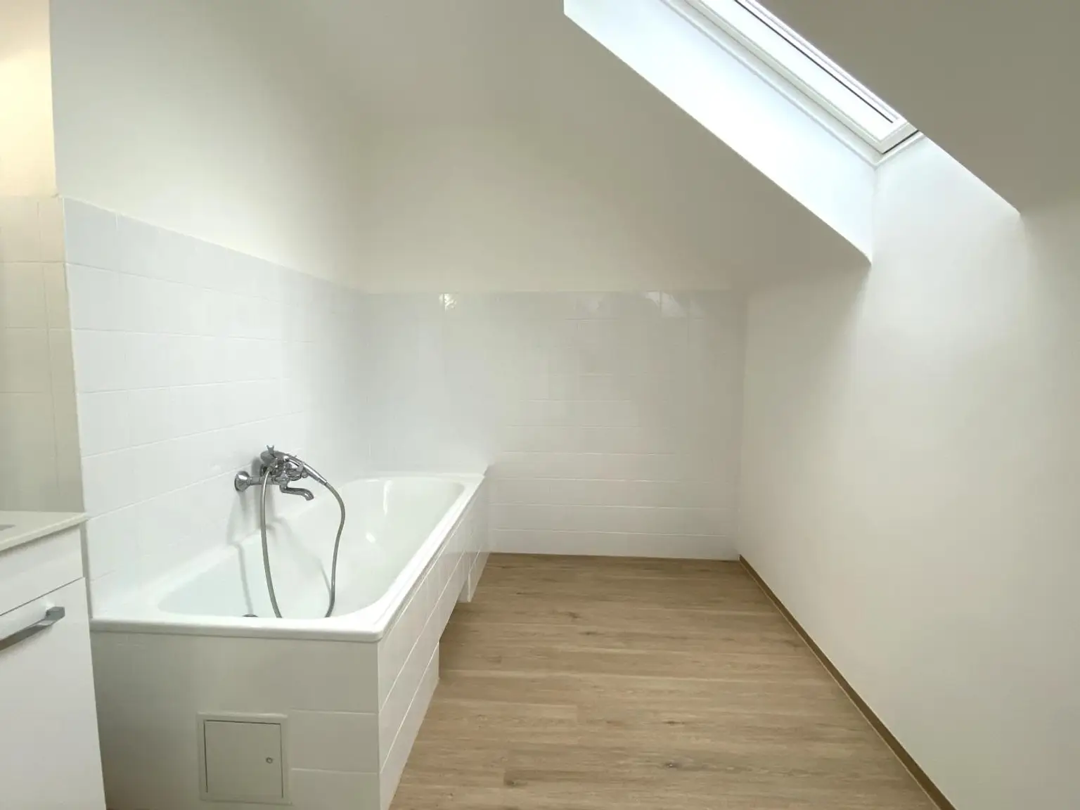 Frisch sanierte DG-Wohnung nahe AKH/U6