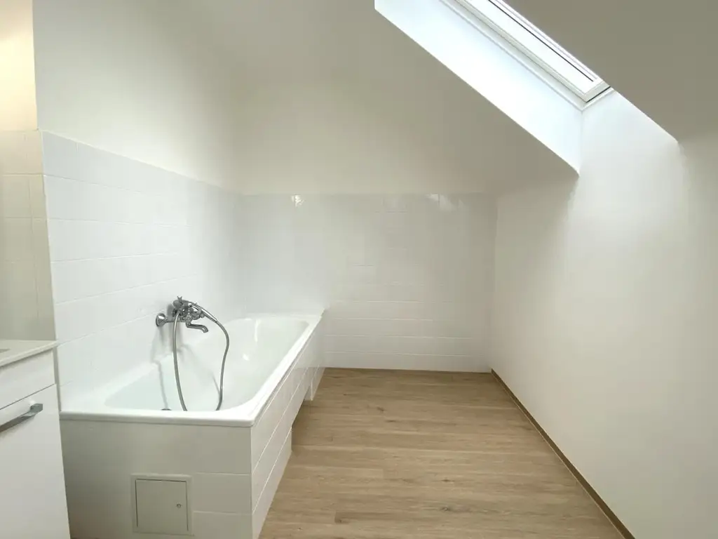 Frisch sanierte DG-Wohnung nahe AKH/U6