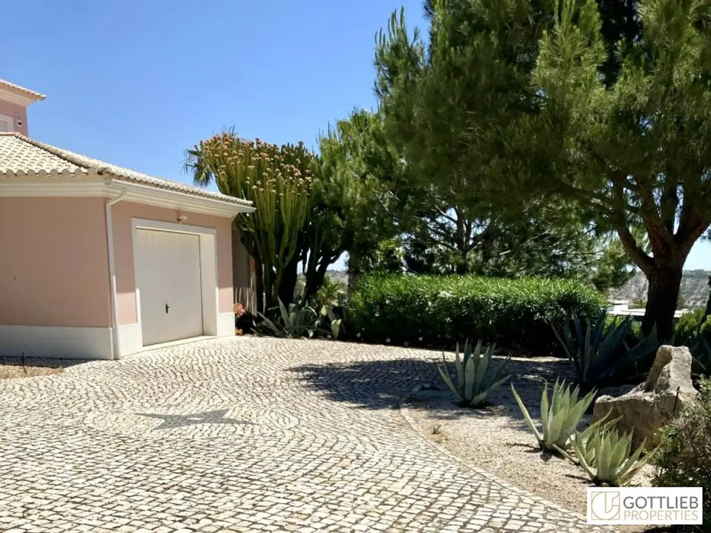 Uneinsehbare Villa mit Terrassen und großem Garten, Swimmingpool und Meerblick