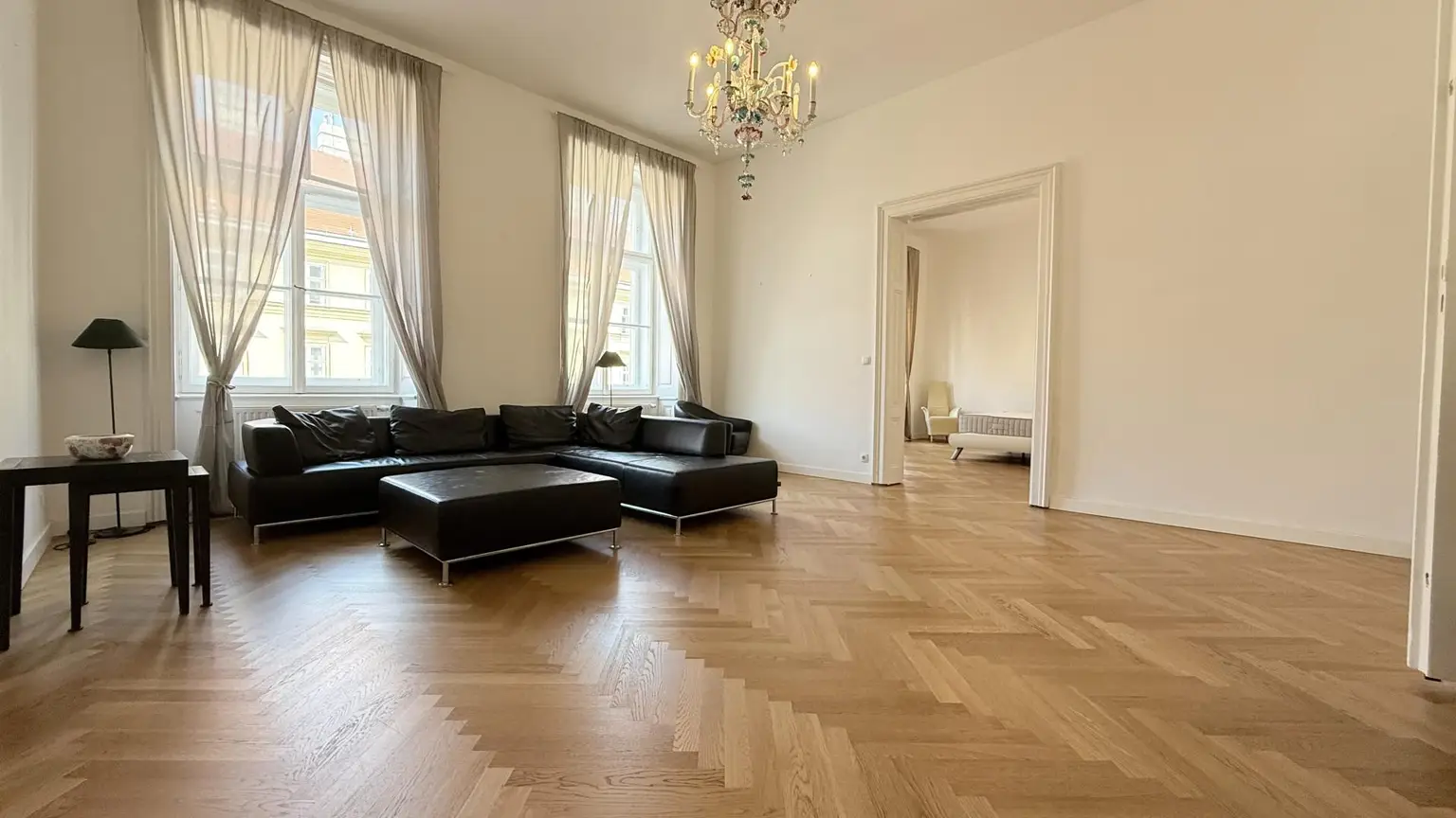 Prachtvolle Beletage mit Balkon in Bestlage am Rochusmarkt! Komplett möbliert.