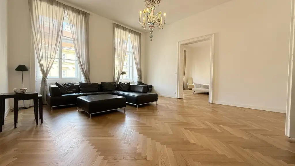 Prachtvolle Beletage mit Balkon in Bestlage am Rochusmarkt! Komplett möbliert.