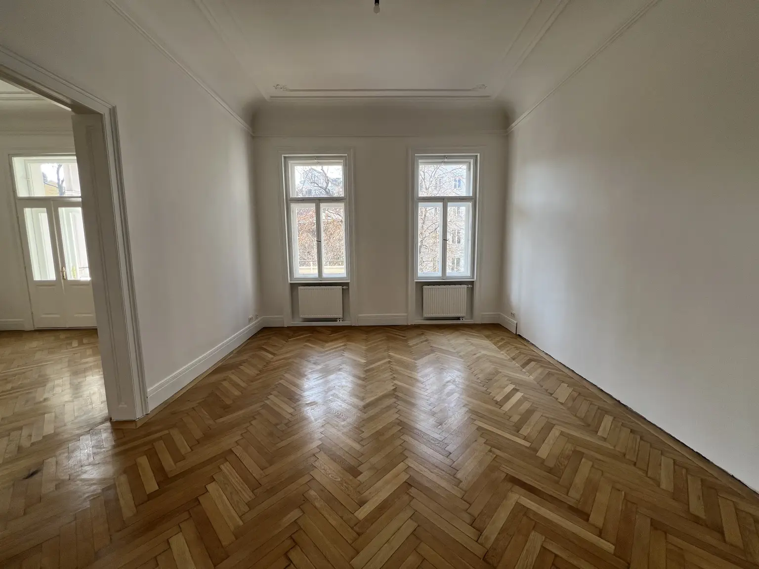 In Vorbereitung: Ansprechendes Apartment mit Terrasse und mit Blick in palais-artigen Garten / Exquisite apartment with terrace and view of the palatial garden