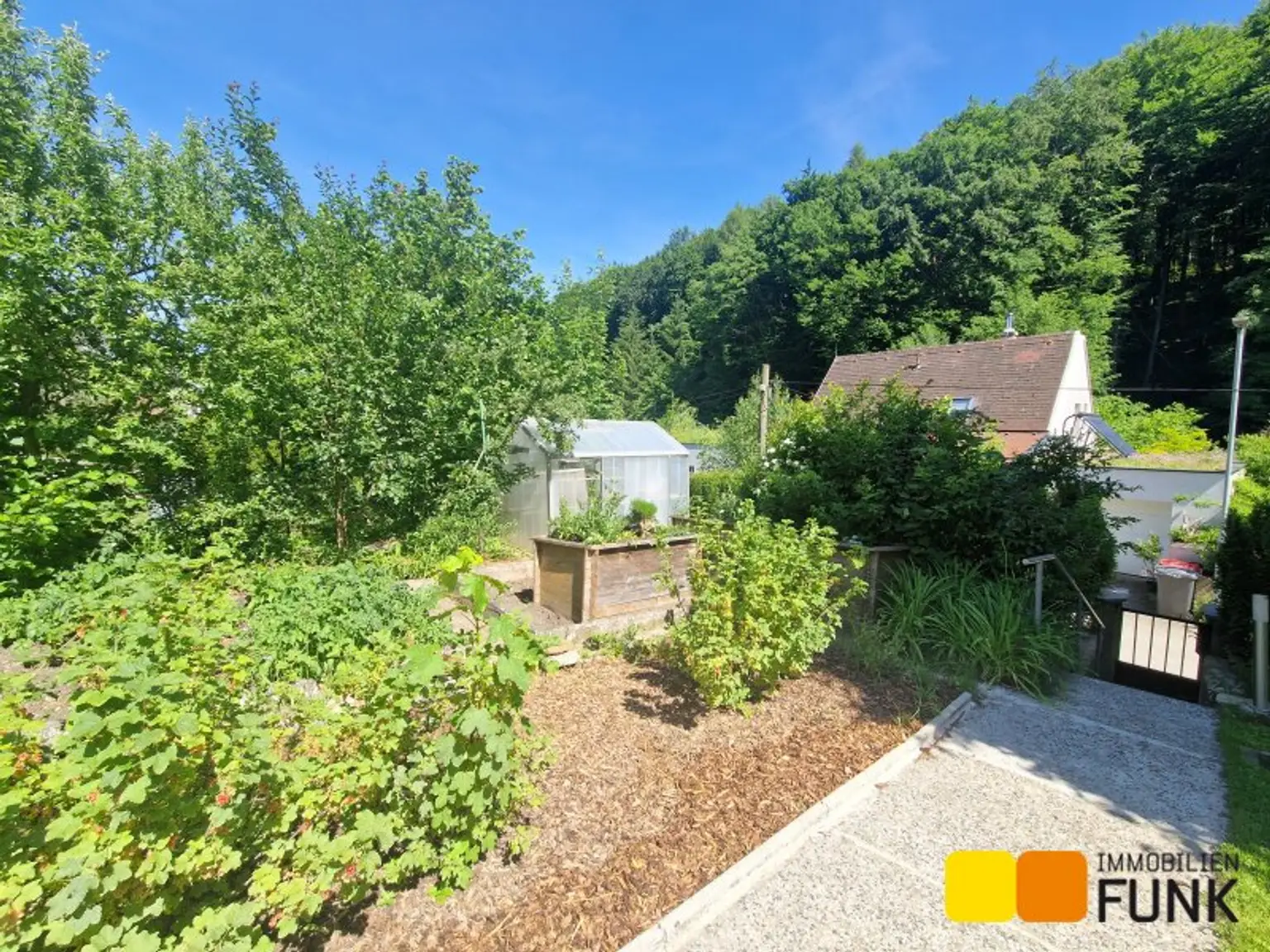 Großzügiges Haus mit Traumgarten