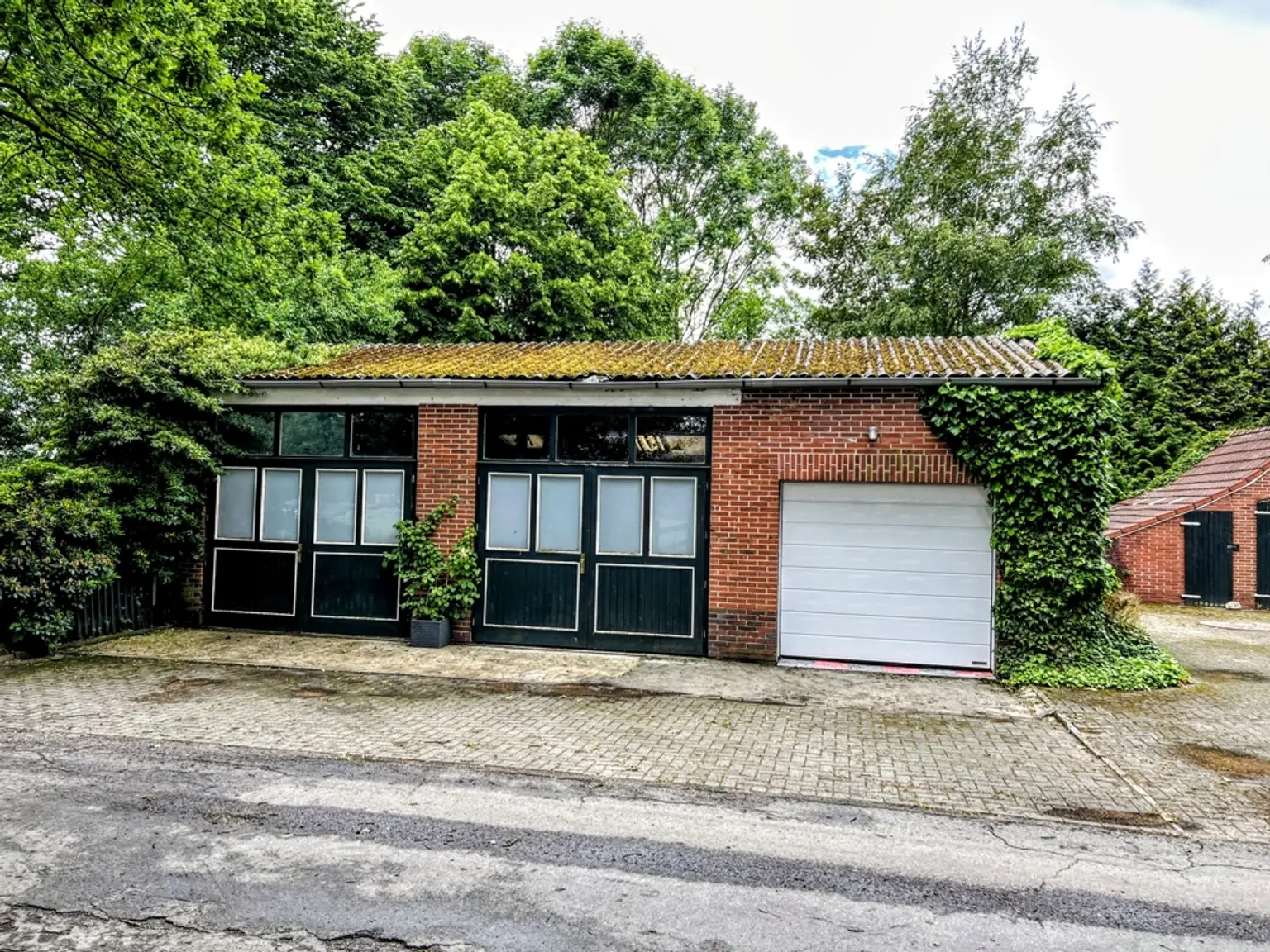 Ein Zuhause, das Raum für alles lässt! Wohnhaus mit angrenzender Halle!