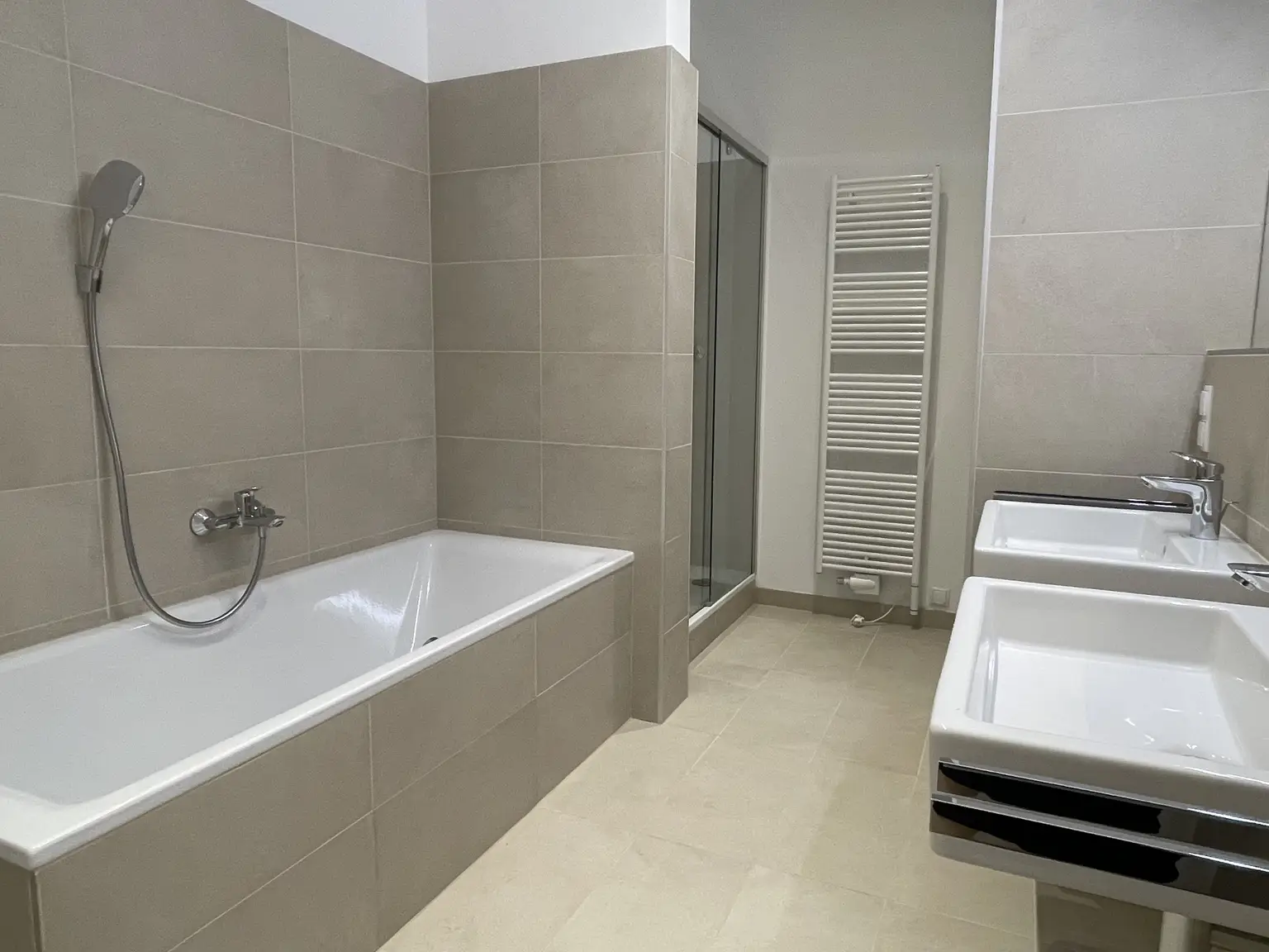 UNBEFRISTET: Prachtvolle, klimatisierte 5-Zimmer-Wohnung mit fantastischer Stadtaussicht / Beautiful air-conditioned 5-room flat with fantastic city view