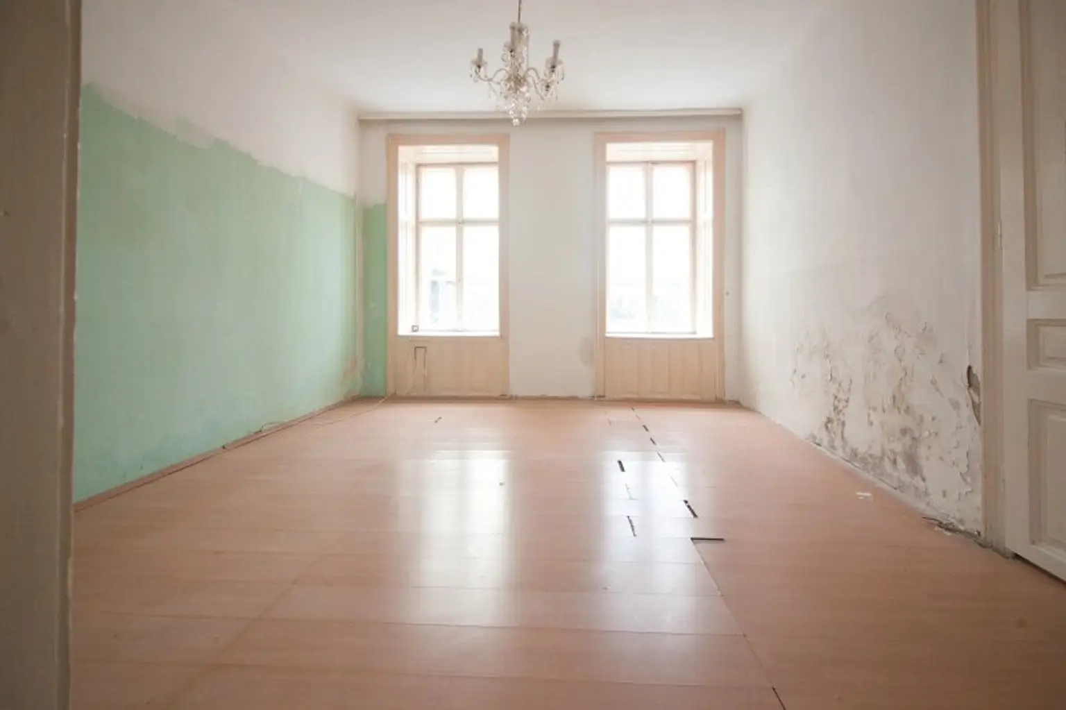 Sanierungsbedürftig | 2 Zimmer Altbau-Wohnung | ruhige Innenhoflage | zentral begehbar