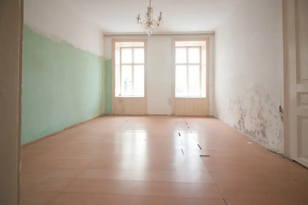 Sanierungsbedürftig | 2 Zimmer Altbau-Wohnung | ruhige Innenhoflage | zentral begehbar