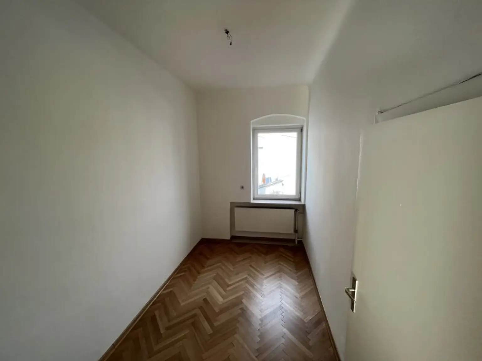 Attraktive Büro/Praxis in Wels: 7 Zimmer, Terrasse, Garage & Stellplätze! Ideal für Profis!