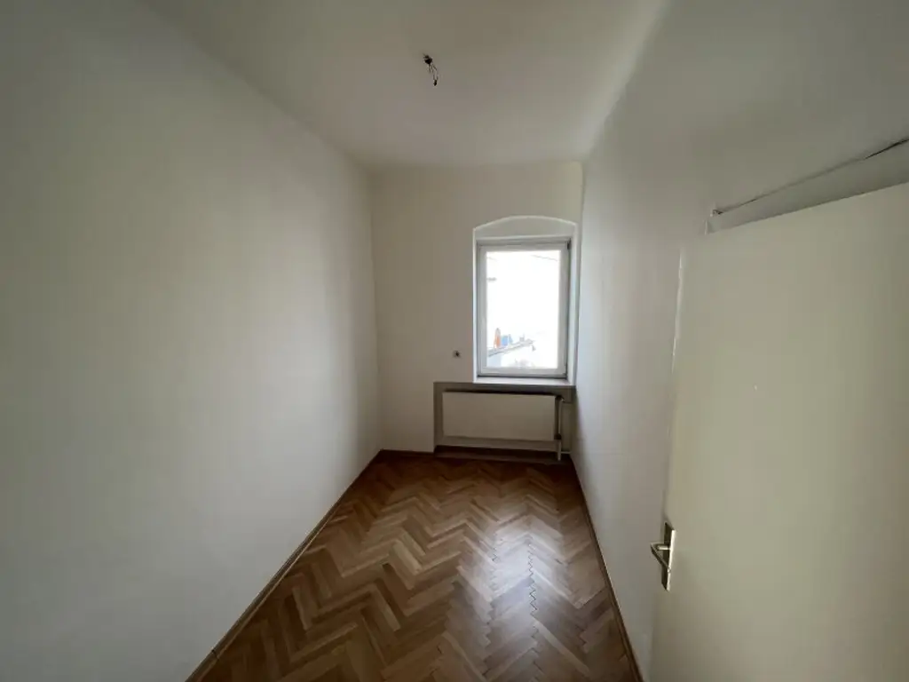 Attraktive Büro/Praxis in Wels: 7 Zimmer, Terrasse, Garage & Stellplätze! Ideal für Profis!