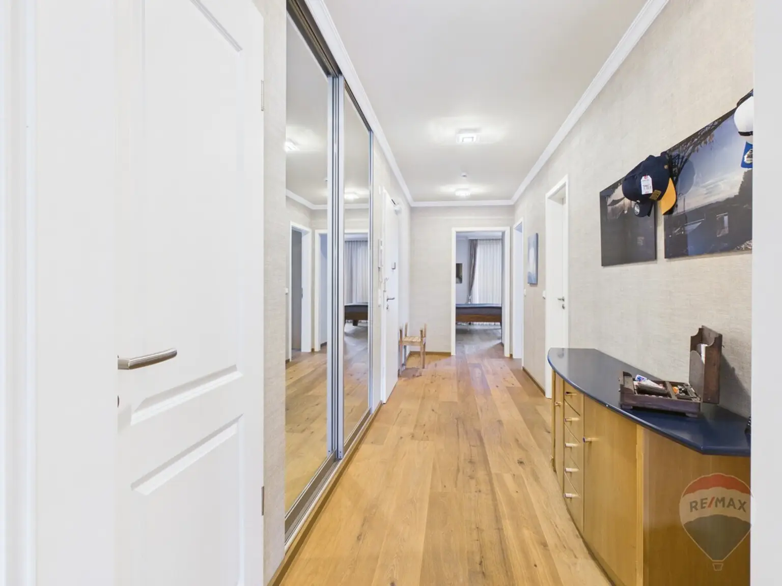 Eingangsbereich Flur mit eingebauten Spiegelschrank