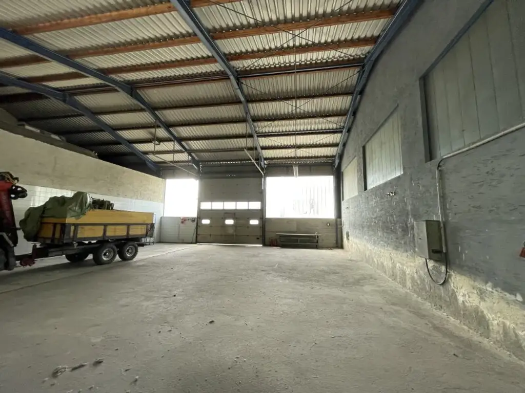 800 m² HALLEN FÜR LAGER/WERKSTATT UND 1.100 m² AUSSENFLÄCHEN NÄHE SIEGENDORF/EISENSTADT!
