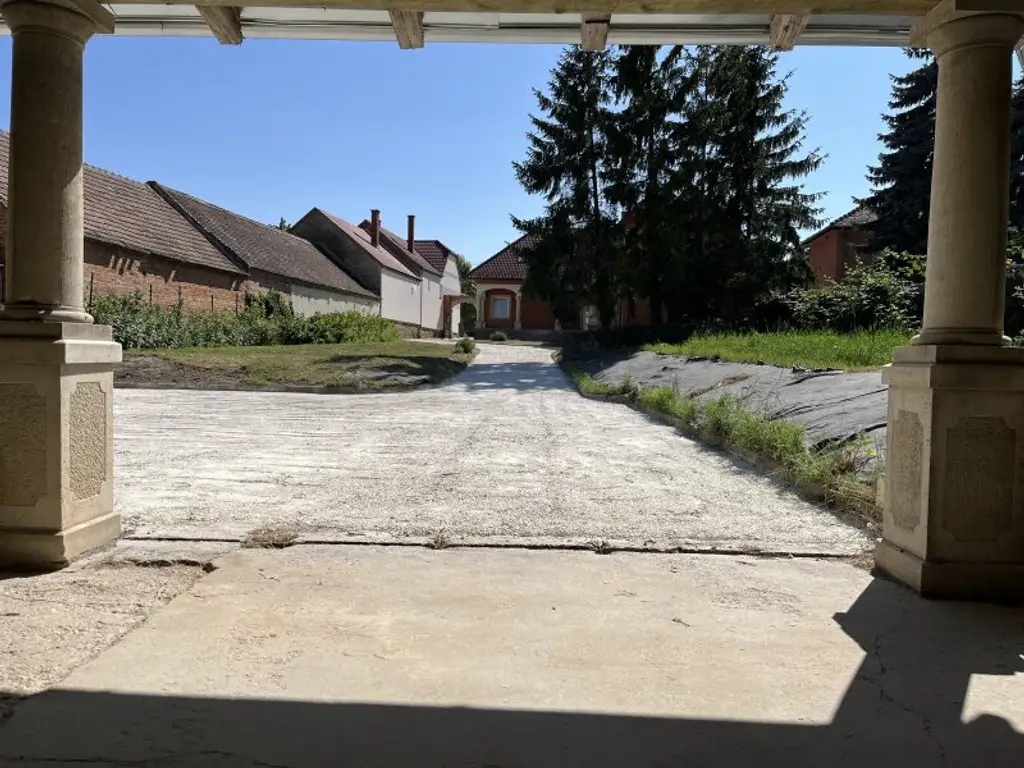 +++Traumhaus mit ländlicher Eleganz – ein geschmackvoll gestaltetes Einfamilienhaus im Herrenhausstil im Herzen von Lövő!+++