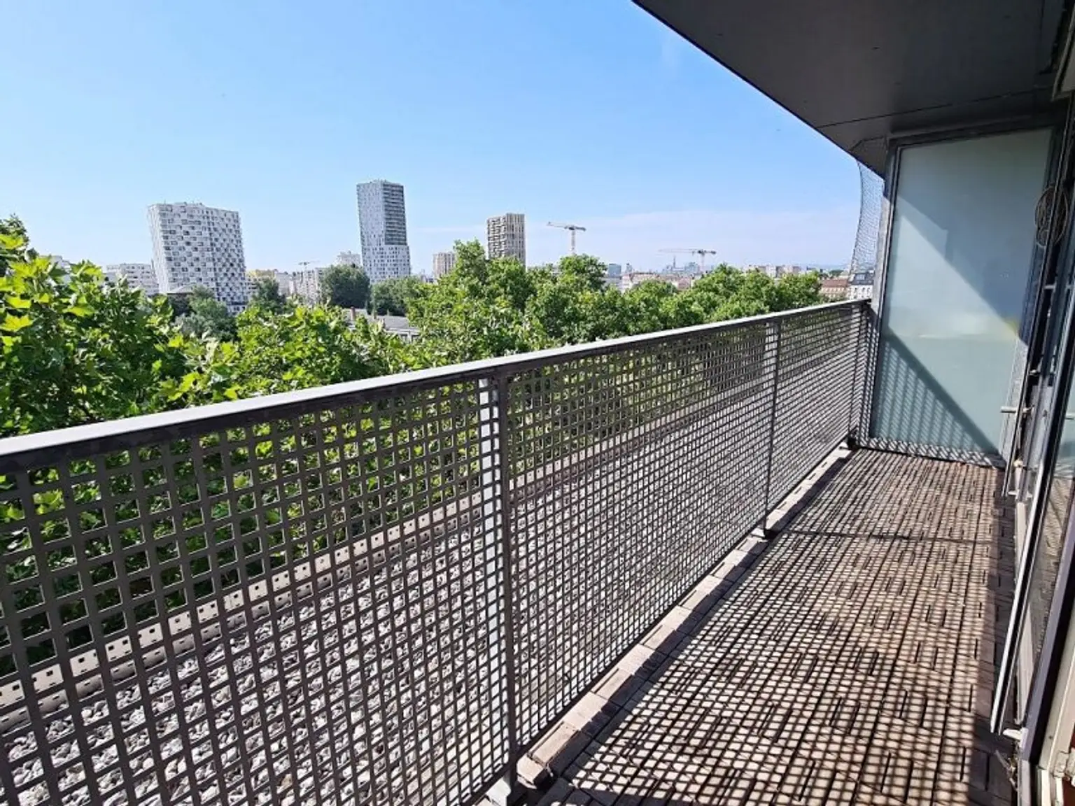 INNSTRASSE, FERNBLICK, unbefristete 97 m2 Dachgeschoß-Maisonette mit Loggia, 2 Zimmer, Komplettküche, Wannenbad, Parketten, gefördert