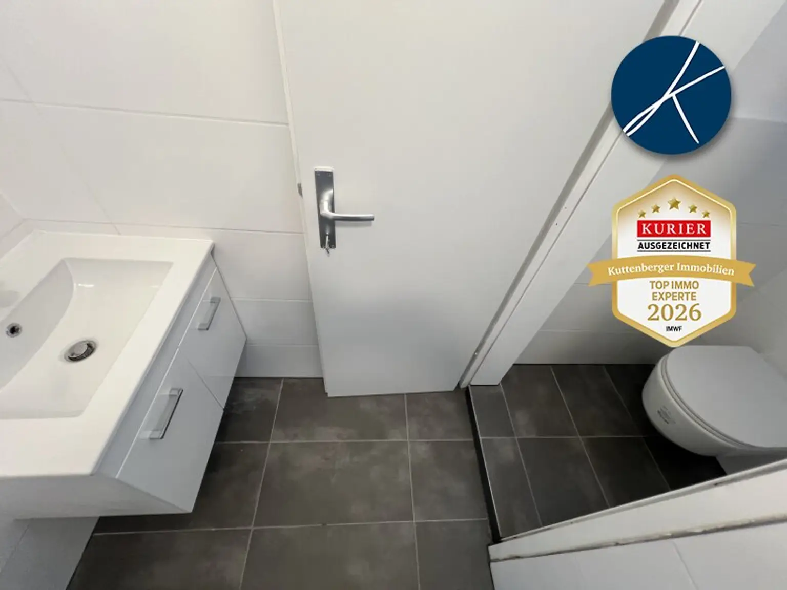 sehr großzügiges WC mit Waschbecken