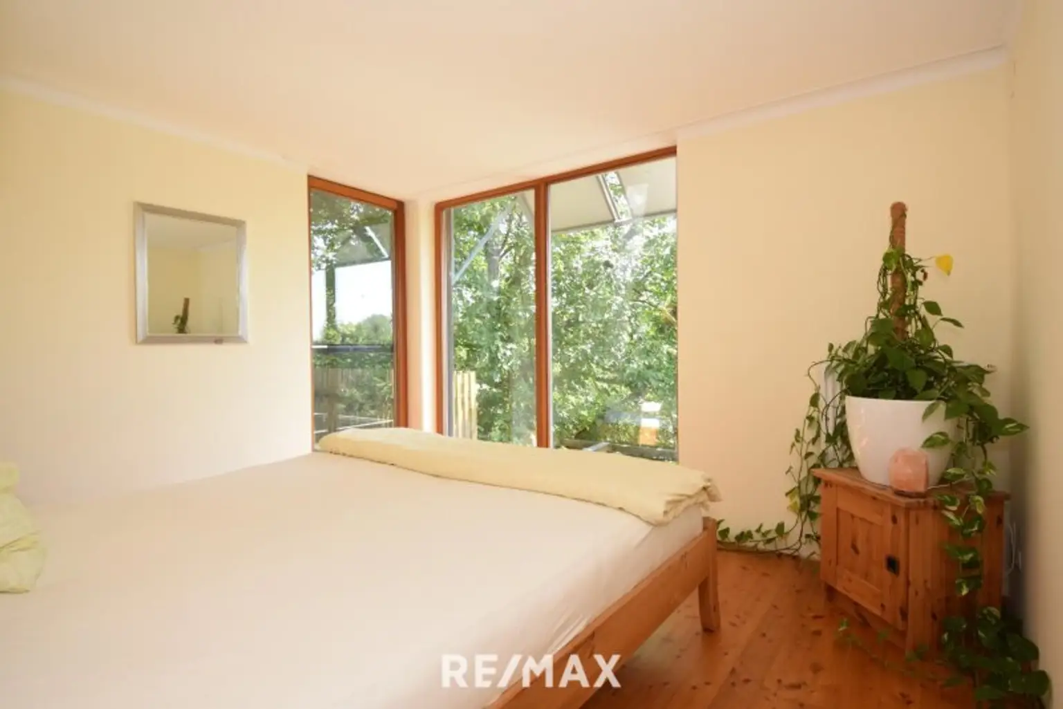 Schlafzimmer mit Blick ins Grüne