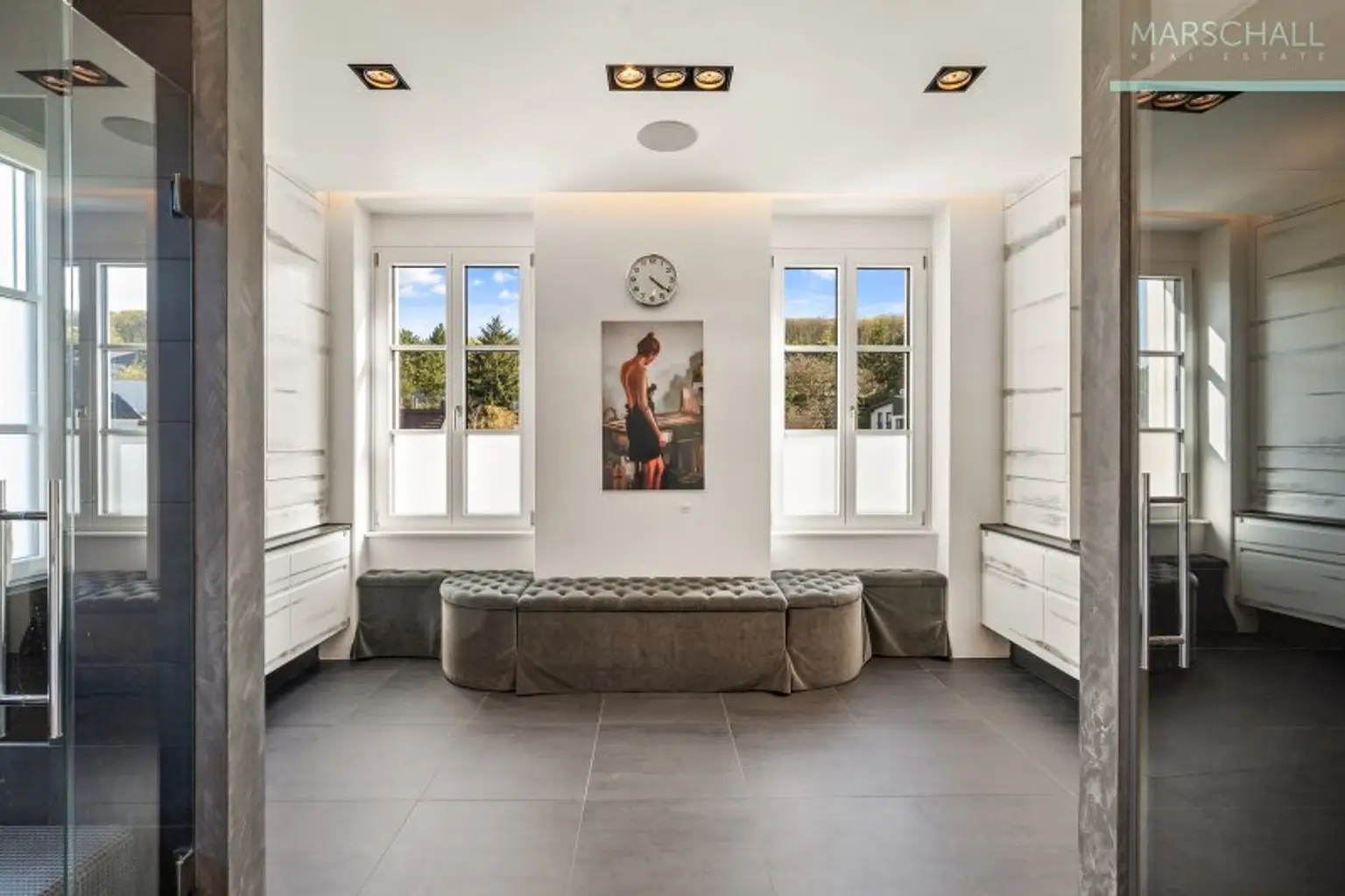 Master-Bad mit Walk-in-Dusche, Dampfbad und 2 getrennten Waschtischen