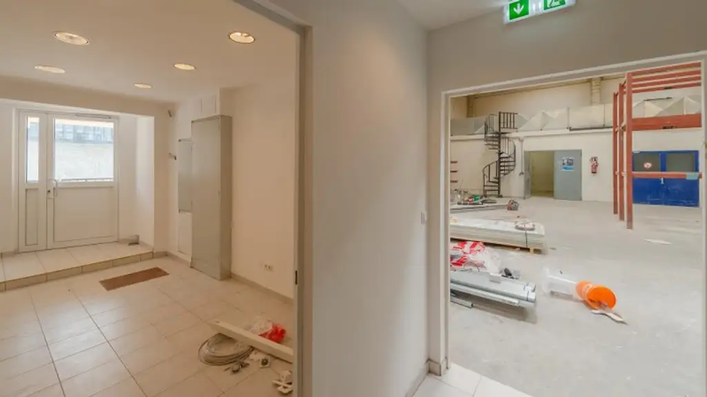 " Lagerhallen " Büroflächen " Freiflächen " UNBEFRISTET "