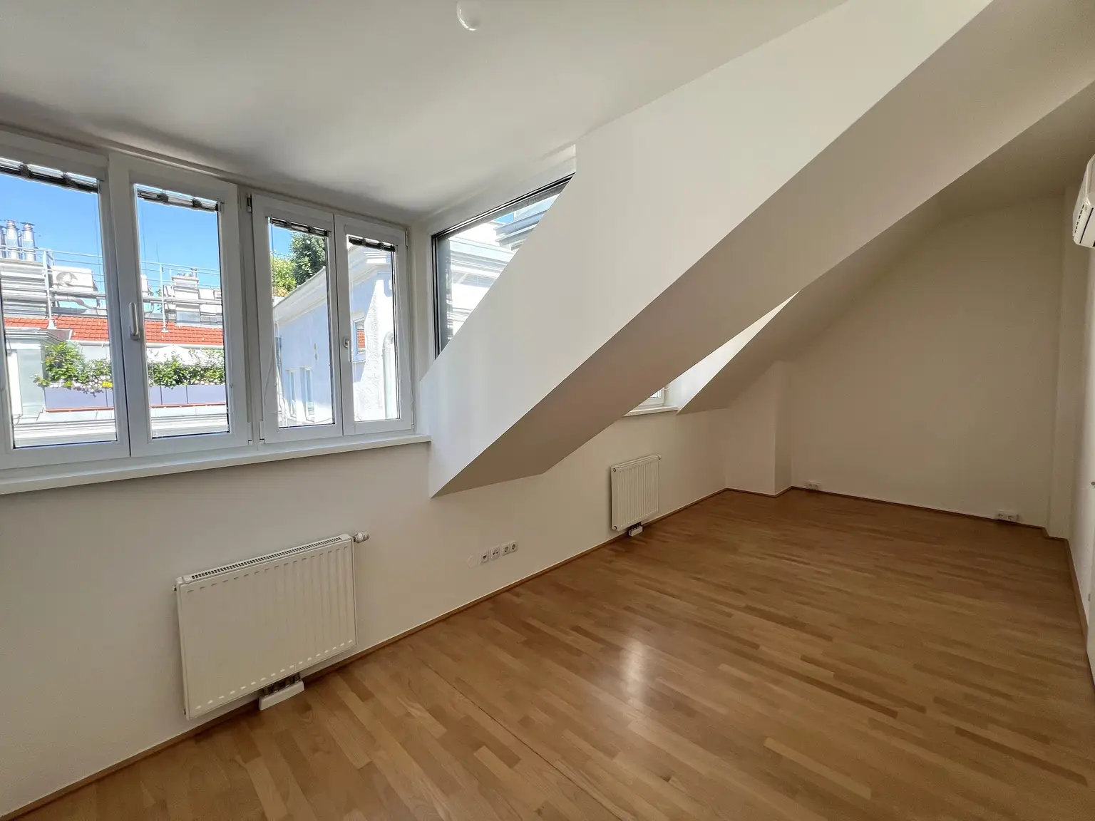 Modernes Wohnen nahe Naschmarkt: Klimatisierte Dachgeschoßwohnung mit Balkon und Terrasse