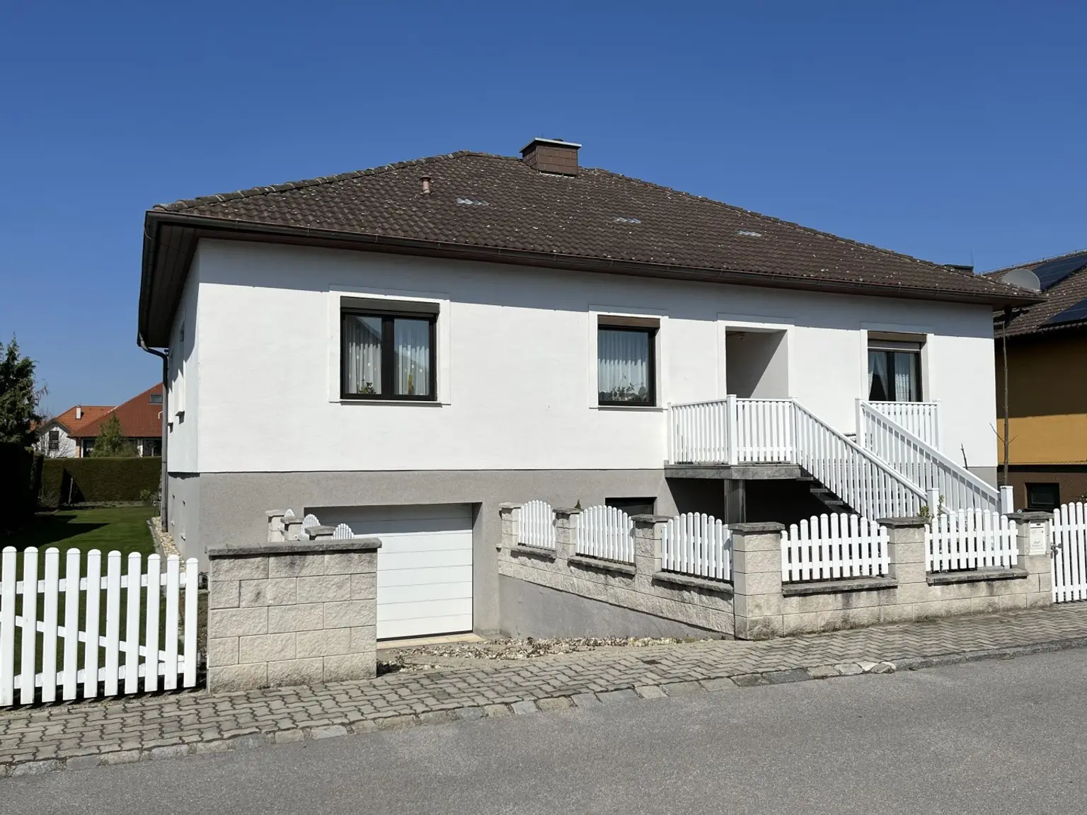 Ansicht mit Garageneinfahrt