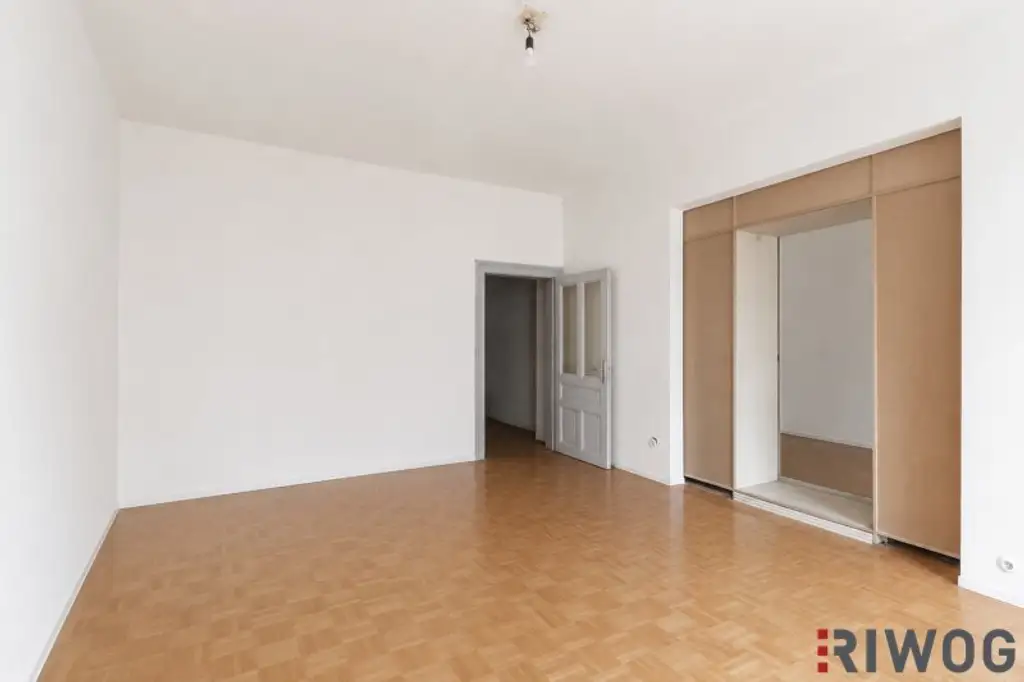 SANIERUNGSBEDÜRFTIG //  3. Stockwerk, nahe Burggasse-/Stadthalle (Top 21-23), 3 Zi.