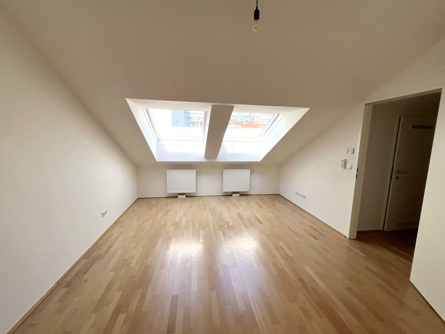 Modernes Wohnen nahe Naschmarkt: Klimatisierte Dachgeschoßwohnung mit Balkon und Terrasse