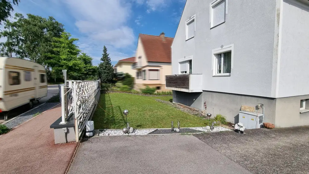 Einfamilienhaus mit Pool und großem Garten in verkehrsgünstiger Lage