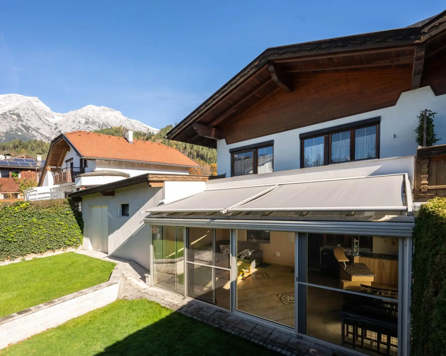 Attraktive Doppelhaushälfte mit sonnigem Wintergarten in ruhiger Lage