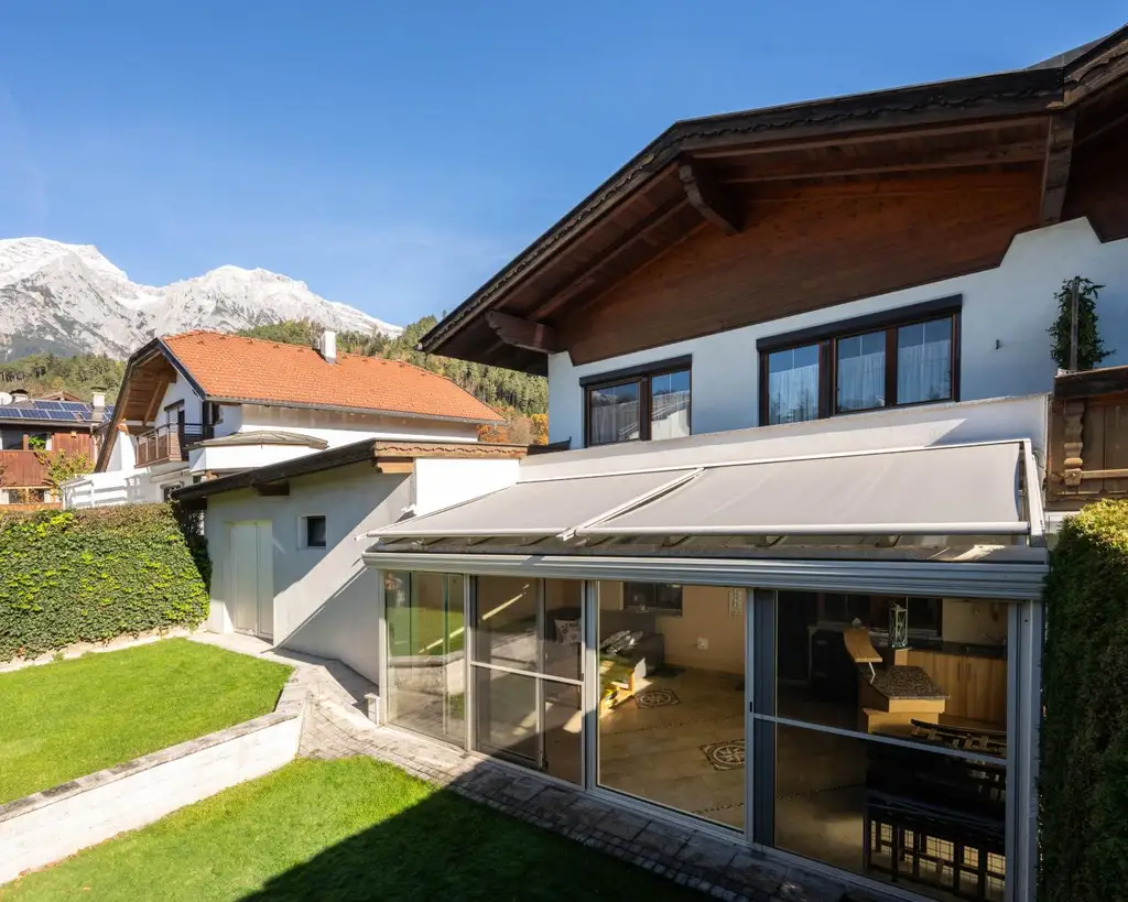 Attraktive Doppelhaushälfte mit sonnigem Wintergarten in ruhiger Lage