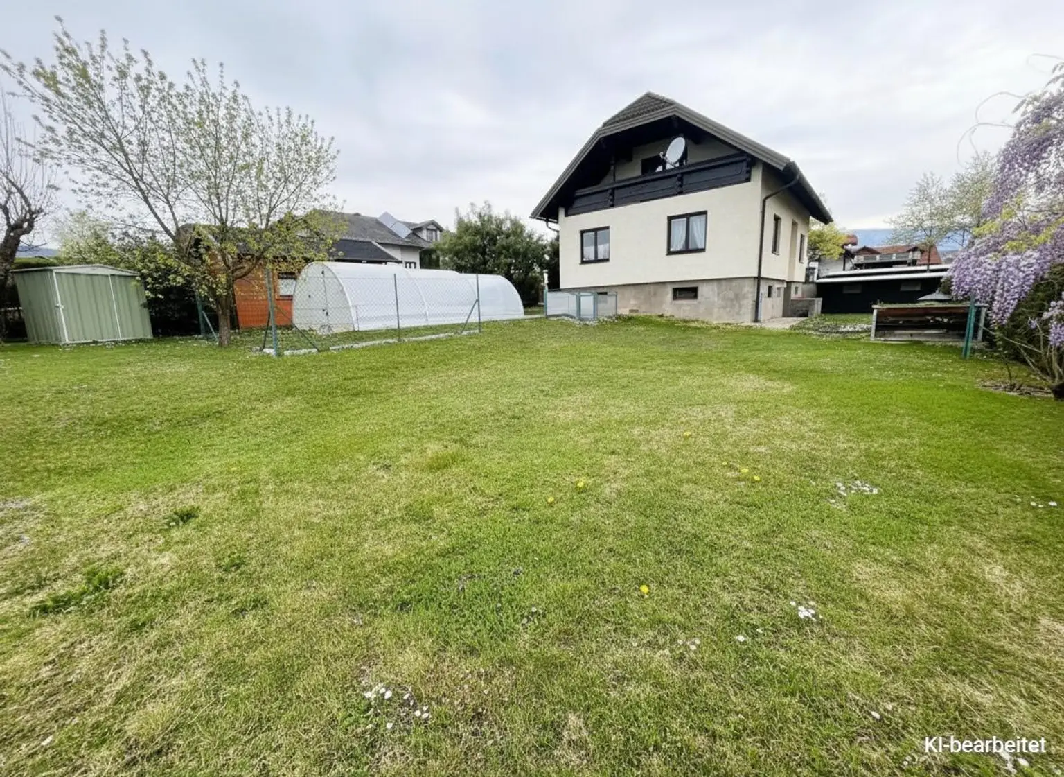Aussenansicht mit Garten und Pool